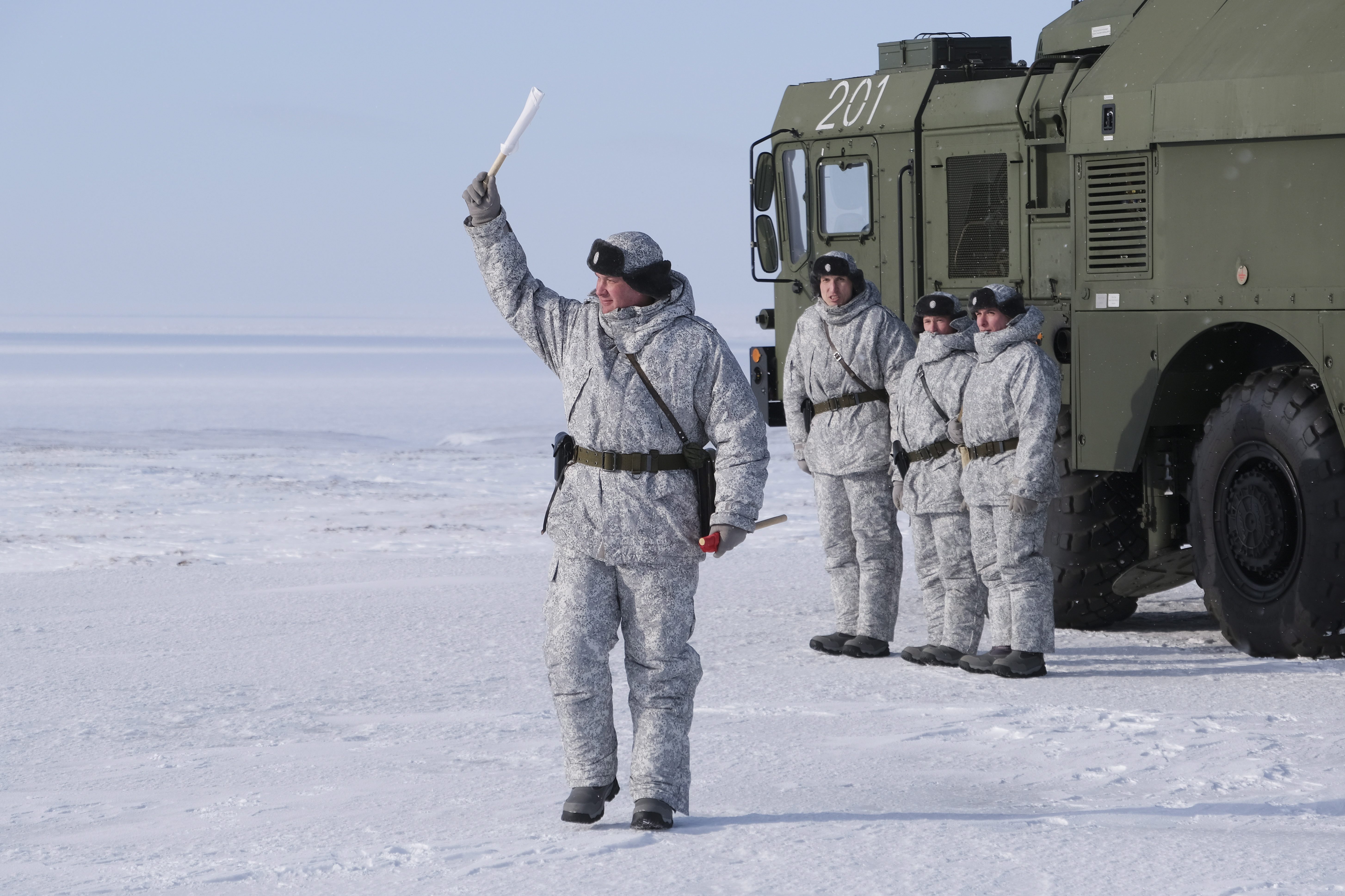 Армейский баз. Остров Котельный Военная база. База Северный Клевер на острове Котельный. Арктический трилистник Военная база РФ остров земля Александры. Военная база трилистник Арктика.