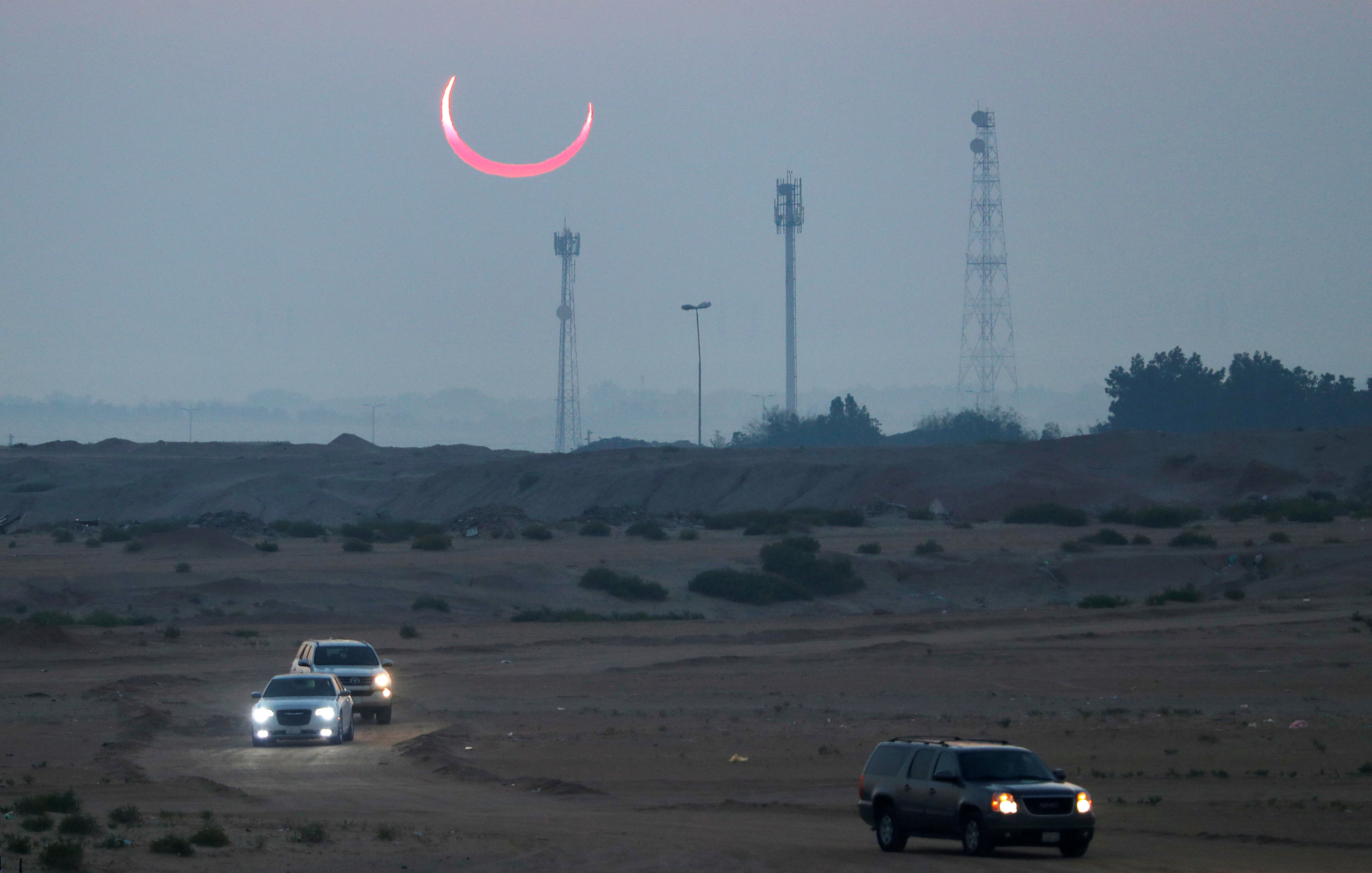 El eclipse de sol durante las primeras horas en Jabal Arba, Arabia