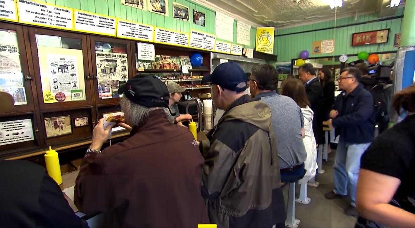 Mostrador del Wilensky, con los clientes ordenando los célebres sándwiches del lugar. (Foto: CBC TV)