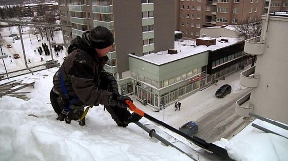 Clearing snow from roofs is a tough job in the winter. Image: Ville Välimäki / Yle  