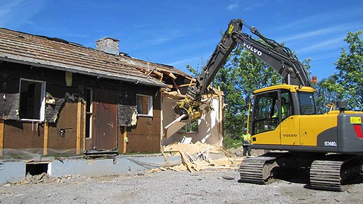 A house being demolished due to subsidance caused by Malmberget mine. About 5,000 people live within a short distance of the mine and will need to be moved. Photo: Magdalena Martinsson/Sveriges Radio
