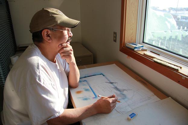 Louie Nigiyok working in the Ulukhaktok Arts Centre. Photo: Eilís Quinn, Radio Canada International. 