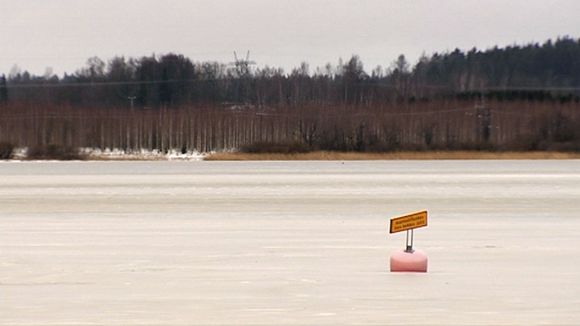 The ice cover can be deceptively thin. Image: Yle  