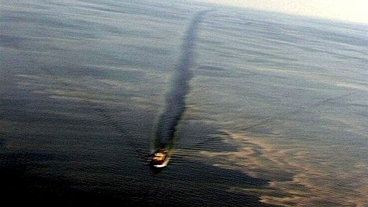 An archive photo from 1999 of a ship moving through an algal bloom in the Baltic. The algae steals oxygen from other organisms who need it, and sewage and fertilizers contribute to the algae's growth. (Kustbevakningen/SCANPIX)