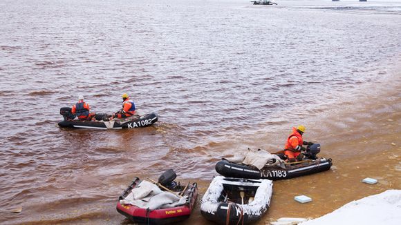 Repair work underway at the Talvivaara pond on Thursday. Image: Kimmo Rauatmaa / Lehtikuva  