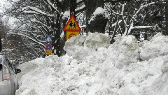 Helsinki’s Public Works Department and the Helsingin Energia power utility want to get some use out of the mountains of snow. Photo: YLE