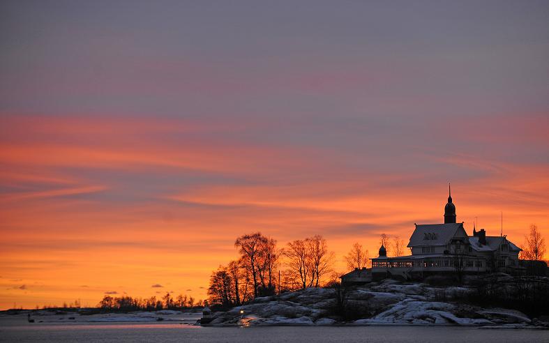 The sun sets over an island in the Helsinki archipelago on January 5, 2009. AFP PHOTO / OLIVIER MORIN 