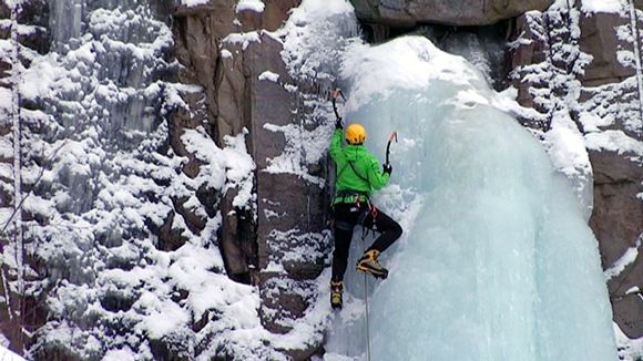 Ice-climbers enjoy the double challenge of a frozen cliff face. Image: Riikka Pennanen / Yle  