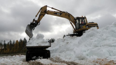Finland has a long way to go before amassing this year's snow cleared from urban streets. Image: Jouki Väinämö, YLE.