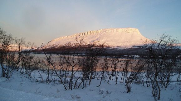 Sewage has been leaking into the lake since February 10th. Image: Eeva-Maria Pieskä. Yle News