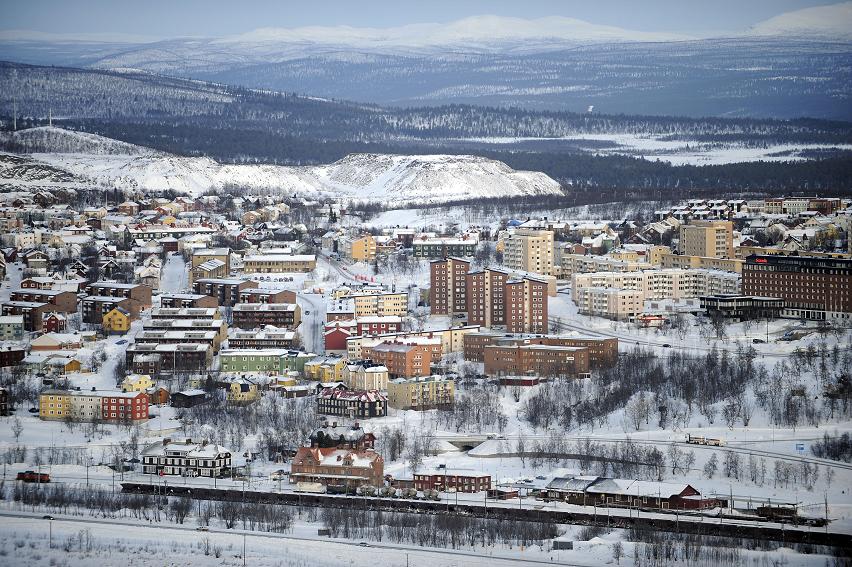 A train passes along the edge of Kiruna on February 9, 2009. Sweden's northernmost town must relocate or sink into cracks shooting toward its centre from a century-old iron mine. Photo: Olivier Morin, AFP.