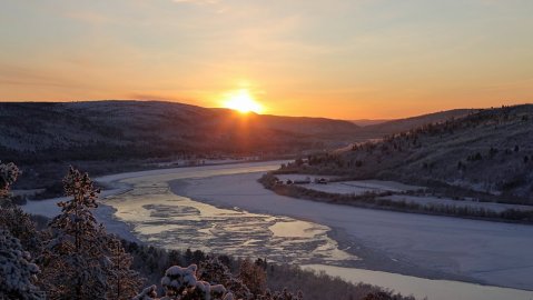 Goodnight sun. The Piesjoki River in the village of Karigasniemi in Finland's Far North on November 19. Image: Antero Isola.