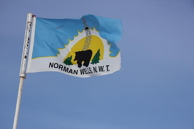 Norman Wells flag. Photo: Eilís Quinn, Radio Canada  International 