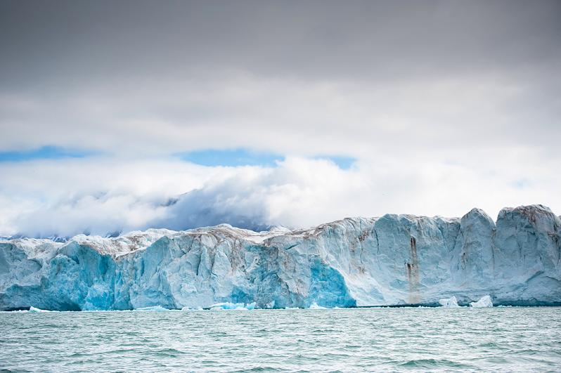 View of the Kongsbreen glacier taken in the Norvegian fjord Kongsfjord. A lab has been set up in the Svartisen glacier, another glacier in northern Norway.  Photo: MARTIN BUREAU / AFP