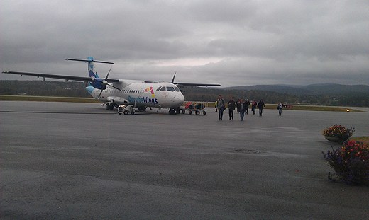 A commuter plane from Stockholm has just landed at Höga Kusten Airport in Örnskjöldsvik. Photo: Ulla Öhman/SR