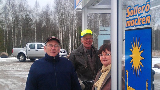 Local residents Hasse Sundberg, Bosse Andersson and Nina Lundin are some of the people who got together and started their own petrol station. Photo: Martin Eriksson/Swedish Radio.