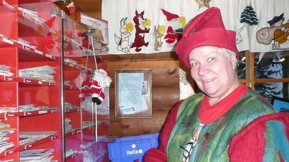 Auli the Elf advises Santa's correspondents to stick to traditional snail mail. Image: Marjukka Talvitie / Yle Auli the Elf advises Santa's correspondents to stick to traditional snail mail. Image: Marjukka Talvitie / Yle
