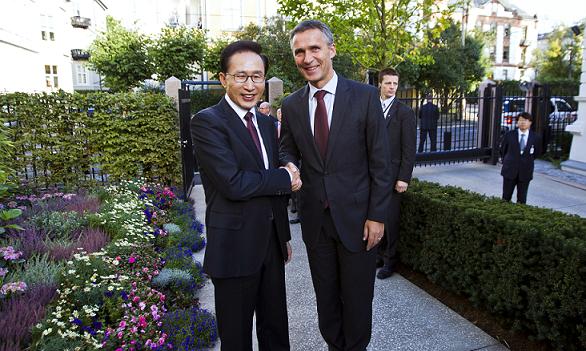 Norway's Prime Minister Jens Stoltenberg (R) shakes hands with South-Korean President Lee Myung-bak outside the Prime Minister's residence in Oslo on September 12, 2012. AFP PHOTO/ SCANPIX/ VEGARD GROTT  