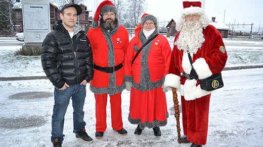 Santa Winter Games organizer, Mathias Svalenström, with a few of this years competing Santas. Photo: Marica Blind.
