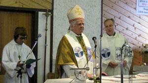 Bishop Reynald Rouleau of the Churchill-Hudson Bay diocese celebrates mass at Chesterfield Inlet, Nunavut, to mark the church's 100th anniversary in the Eastern Arctic. (Verna Strickland/CBC)