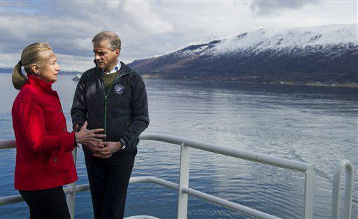 Clinton & Støre onboard the Helmer Hanssen. (c) AP.