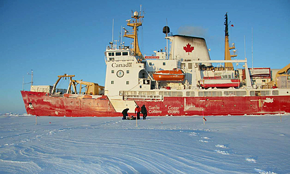 ccgs-amundsen-584px