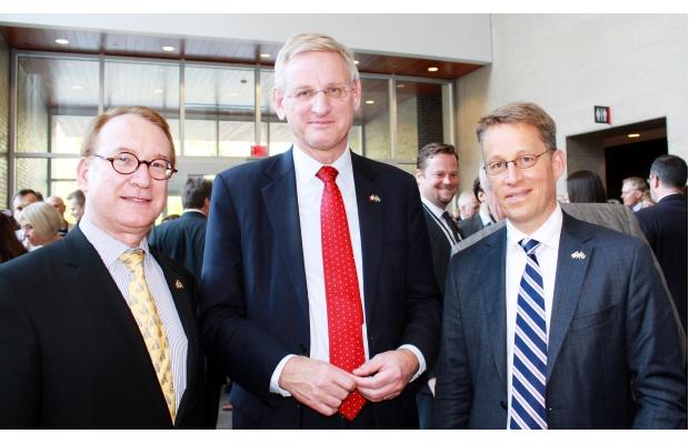 Bildt (in middle) at Carleton University with DFAIT legal adviser Alan H. Kessel and Swedish Ambassador Teppo Tauriainen. Photo Credit: Ulle Baum, The Ottawa Citizen