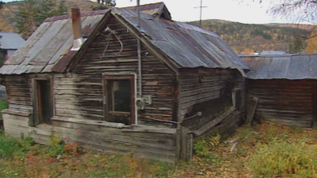 A shanty in Dawson City is at the centre of the debate on whether the town should, and even can, preserve its many Gold-Rush era buildings. (CBC)