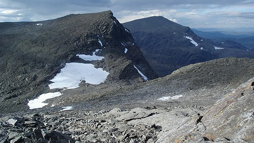 The hikers got stuck on Södra Sytertoppen, the peak to the left, Photo: Wikimedia Commons. Radio Sweden. 