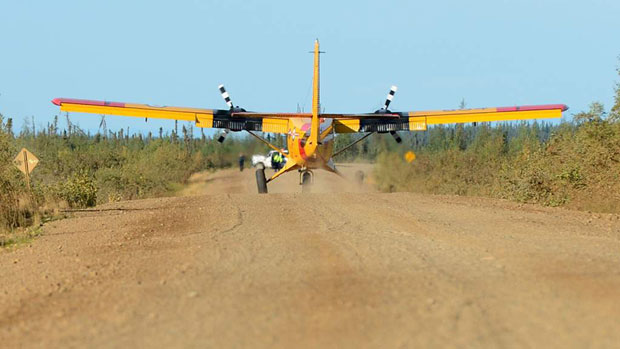 A Royal Canadian Air Force Twin Otter lands on the Dempster Highway west of Tsiigehtchic, N.W.T., during Operation Nanook 2012. (Joint Task Force North)