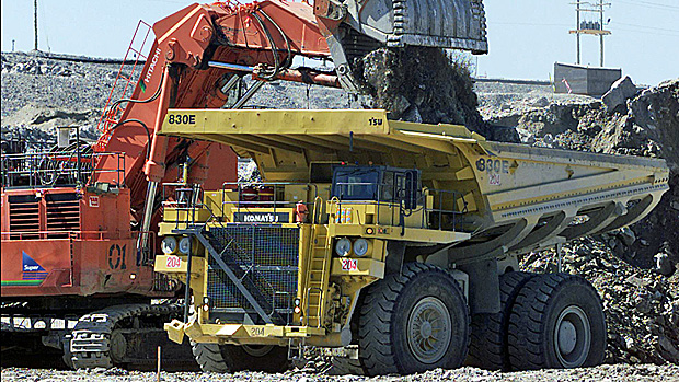 A excavator loads over burden rock into a heavy hauler at the Diavik diamond mine at Lac de Gras, approximately 300 km northeast of Yellowknife, in 2003. (Adrian Wyld/The Canadian Press)