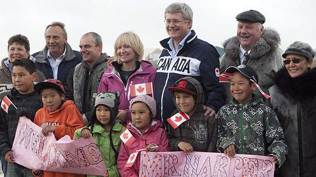 Prime Minister Stephen Harper and his wife Laureen were given a warm welcome by this crowd when they arrived in Cambridge Bay, Nunavut, on Wednesday. (Adrian Wyld/Canadian Press)