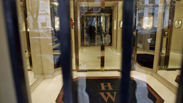 The entrance of the Harry Winston jewelry store near the Champs-Elysees in Paris. The firm is buying the Ekati diamond mine for $500 million US. (Francois Mori/Associated Press)