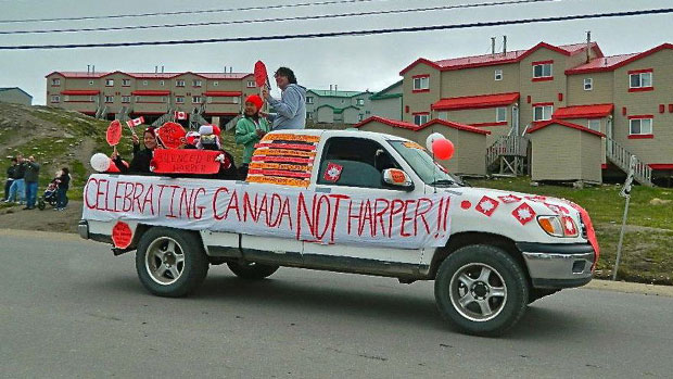 A surprise entry in Iqaluit’s Canada Day parade took aim at the federal government. (CBC)