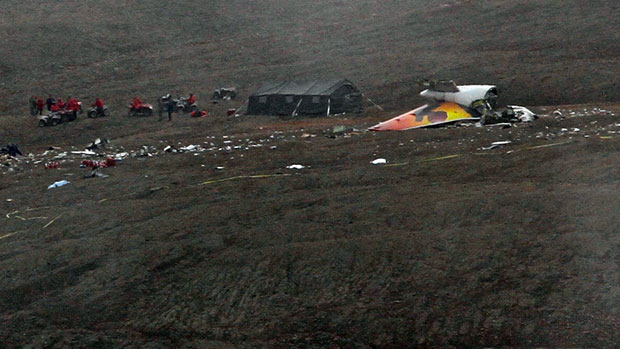  Investigators work at the scene of the First Air crash site in Resolute, Nunavut, in August 2011. Canadian Rangers are easily distinguished by their red hoodies. (Vincent Desrosiers/CBC)