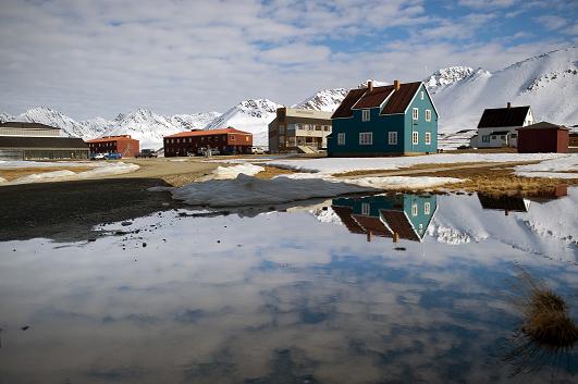 NORWAY, Ny-Alesund : A picture taken on June 4, 2010 shows the scientists base of Ny-Alesund, Norway. AFP PHOTO / MARTIN BUREAU 