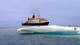 The Alfred Wegener Institute's icebreaker Polarstern is en route to Lancaster Sound, where Canadian and German scientists had planned to conduct seismic testing. (Alfred Wegener Institute)