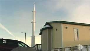 The new mosque in Inuvik, N.W.T., sits next to a 10-metre minaret topped with a crescent moon. (CBC)