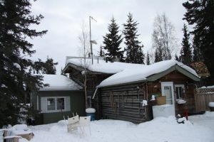 France Benoit and Doug Ritchie have named their house ‘Le Refuge’ - The Refuge. It’s located on Madeleine Lake, about 25 km east of Yellowknife. It’s a cosy log house made out of recycled telephone poles and it’s not connected to Yellowknife’s power network. France and Doug live off the grid.