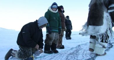 Inuit hunters set up seal nets under the ice near the community of Clyde River in Canada's eastern Arctic territory of Nunavut. (Levon Sevunts / Radio Canada International)