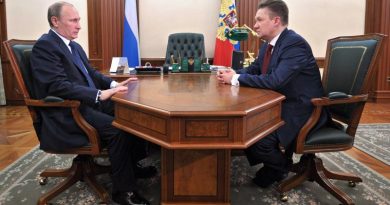 Russia's President Vladimir Putin (L) and Gazprom CEO, Alexei Miller, during a meeting on April 3, 2013. (Alexei Nikolsky, RIA-Novosti, AFP)