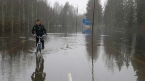 Waters on Wednesday flooded the centre of Ylikiiminki. (Antti Huttu-Hiltunen / Yle)