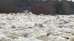 Ice blockages in the Kiiminki river Sunday. (Tuomas Hirvonen/Yle)