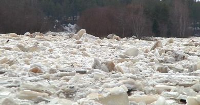Ice blockages in the Kiiminki river Sunday. (Tuomas Hirvonen/Yle)