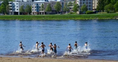 High temperatures require traditional, low-tech cooling off techniques. (Vesa Vaarama / Yle)