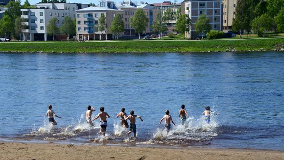 High temperatures require traditional, low-tech cooling off techniques. (Vesa Vaarama / Yle)