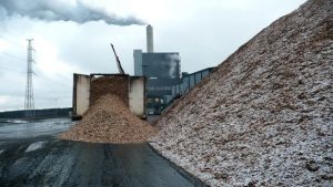 Wood waiting to be burned outside the Keljonlahti power plant in Jyväskylä. (Mika Rinne, Yle)
