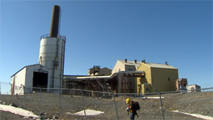 Crews will begin removing asbestos and arsenic trioxide found in the roaster complex at Yellowknife's Giant Mine this summer. (CBC)