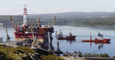 An Arctic oil rig. Canadian Inuit leaders say development brings jobs and opportunities desperately needed by people in the North. (The Canadian Press)