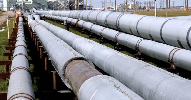 Piplines runing from the Prudhoe Bay oil field on Alaska's North Slope in 2006. (Al Grillo / AP)